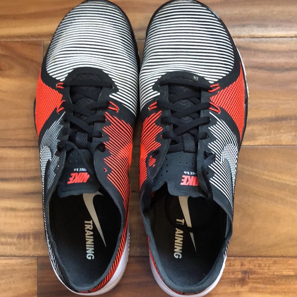 NIKE